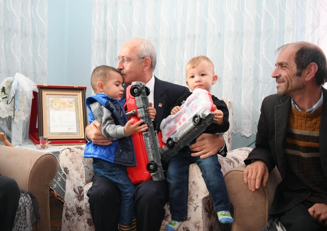 Kılıçdaroğlu şehit ailesine taziye ziyaretinde bulundu