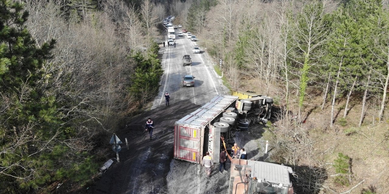 Takla atan TIR trafiği 3 saat kilitledi