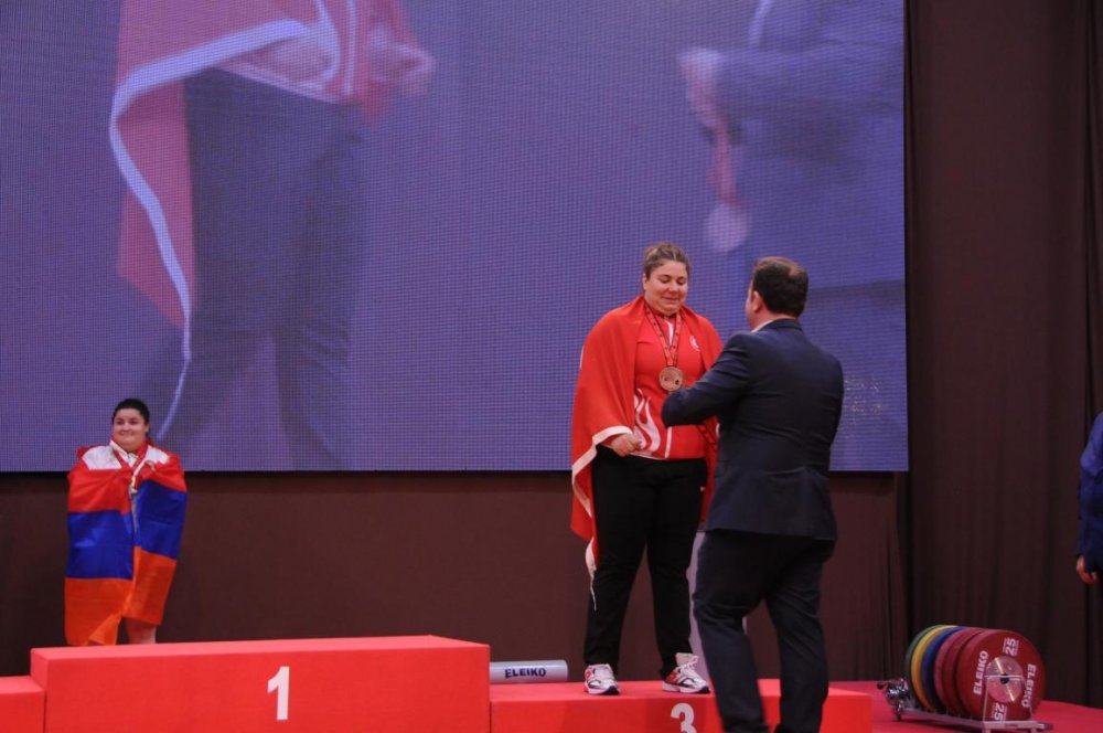 Milli halterci Melike Günal Avrupa'dan 3 madalyayla dönüyor