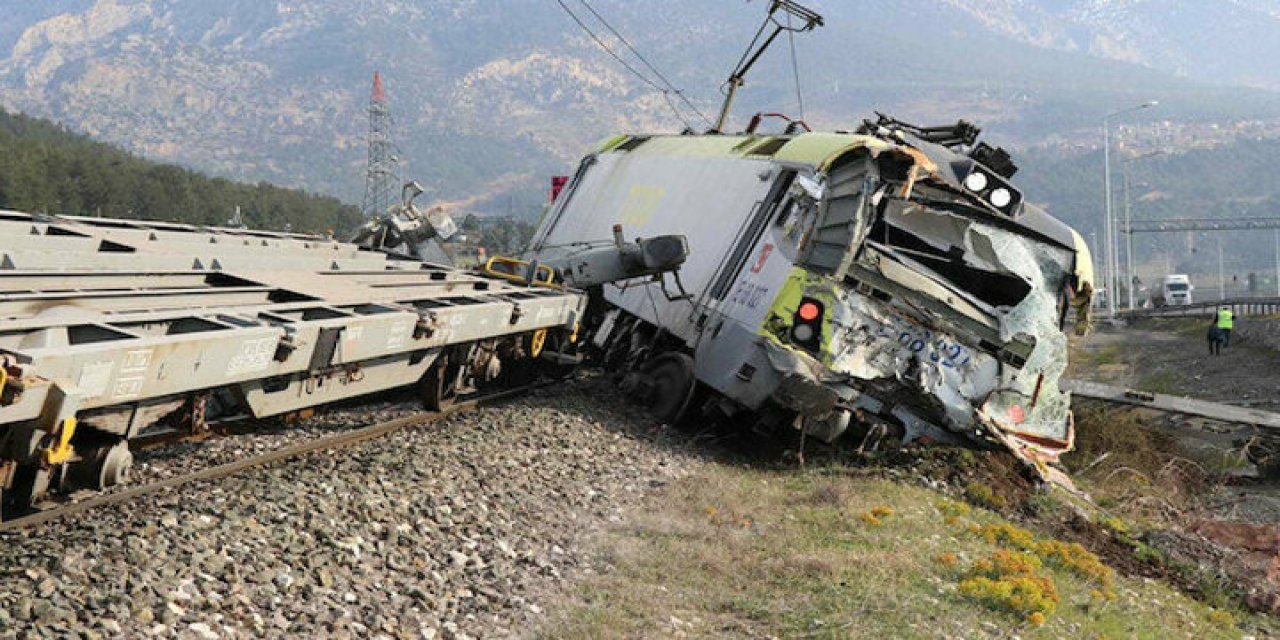 Adana'da yük treni raydan çıktı