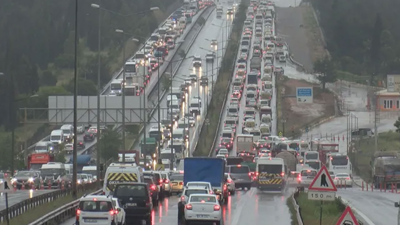 Kısmi kapanma öncesi İstanbul trafiğinde yoğunluk!