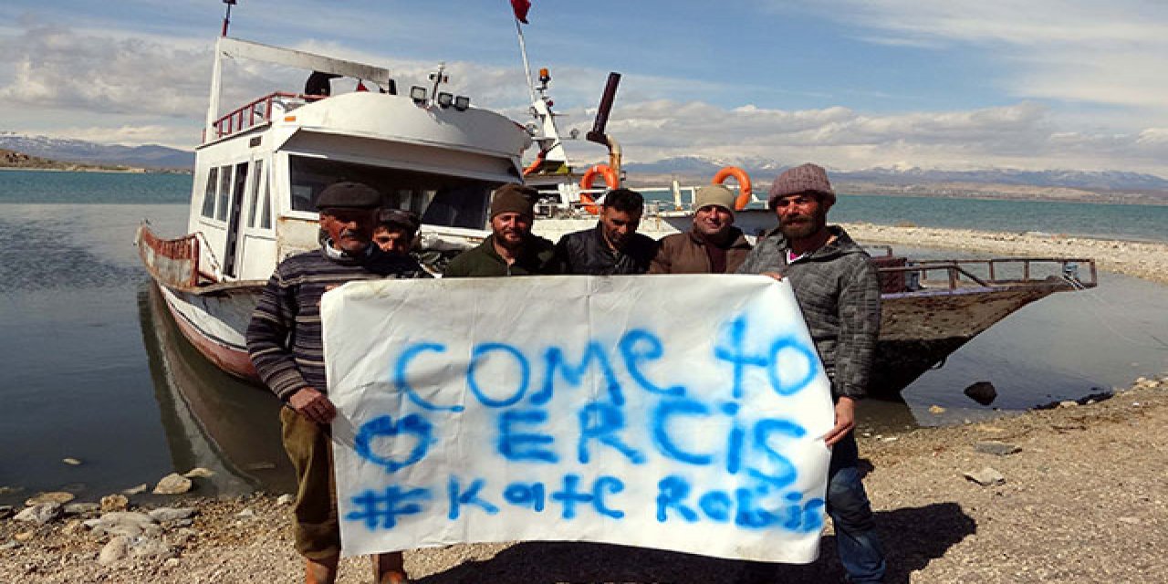 Balıkçılardan, astronot Rubins'e pankartlı davet: 'Come to Erciş'