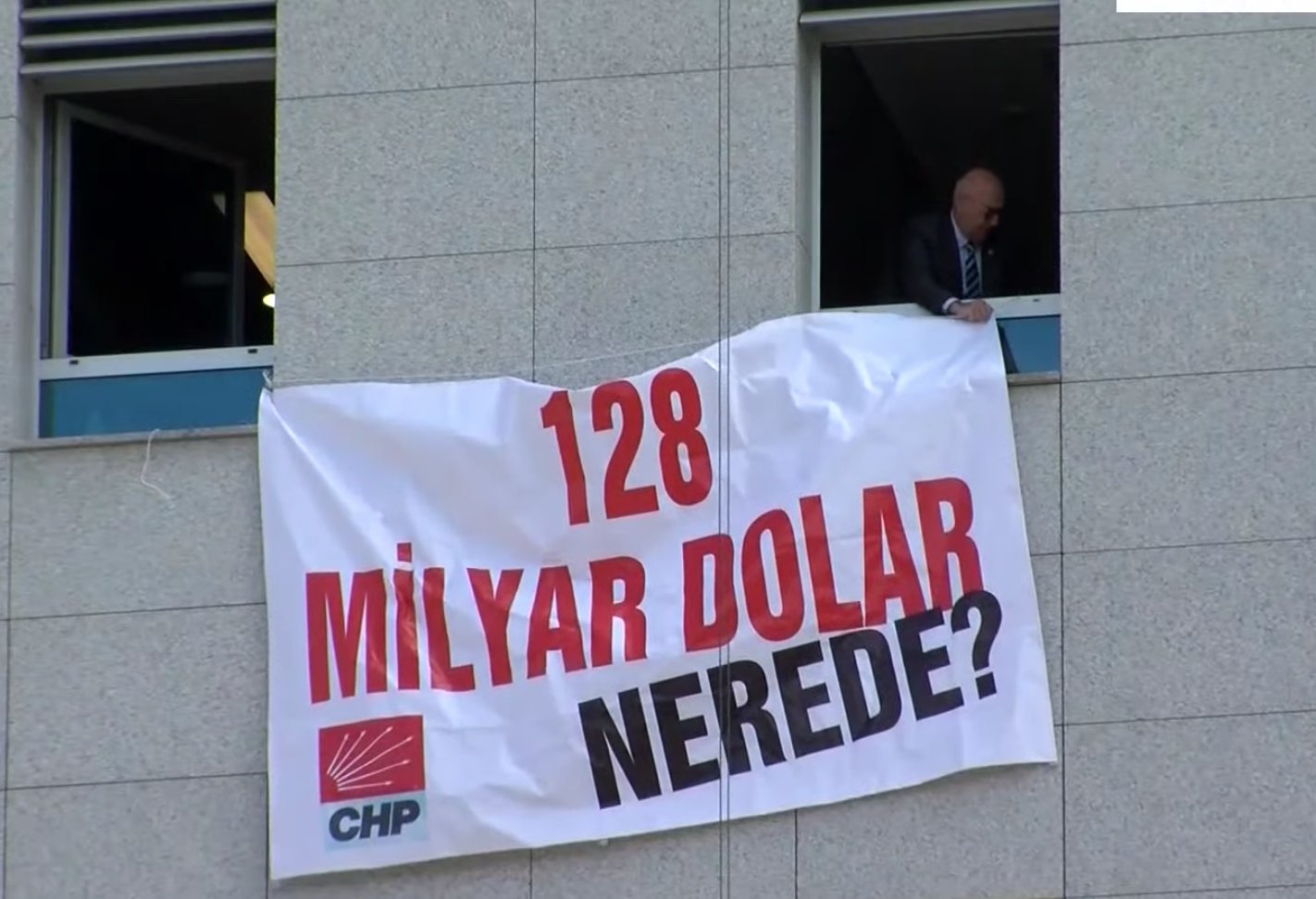 CHP'li Tanal, '128 milyar dolar nerede?' afişini Meclis'e astı