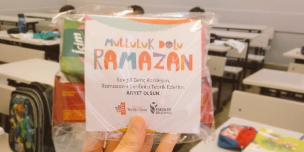 AKP'li Göksu, Bilim Kurulu tarafından yasaklanan ürünleri çocuklara dağıttı