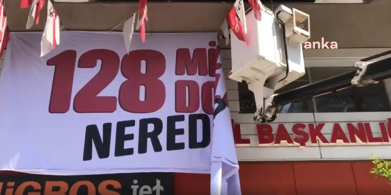 CHP Adana İl Başkanlığı'na asılan '128 Milyar Dolar Nerede' afişi söküldü
