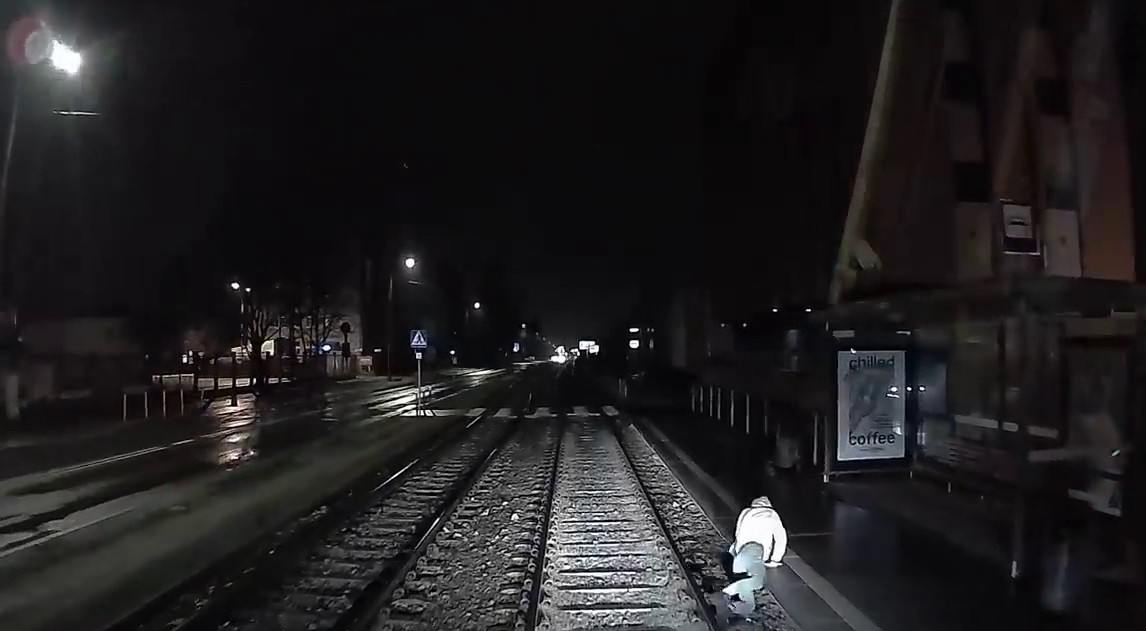 Genç kadın tramvayın altında kalmaktan son anda kurtuldu