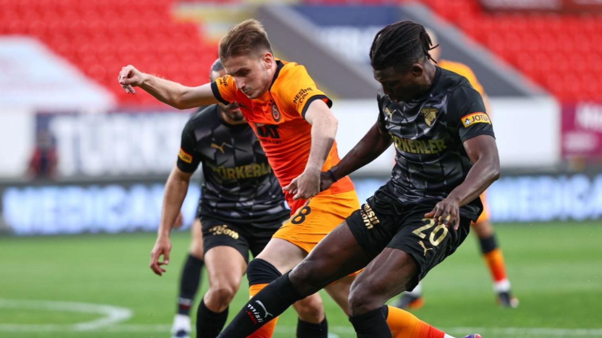 Göztepe-Galatasaray maçında kırmızı kart VAR'dan döndü!