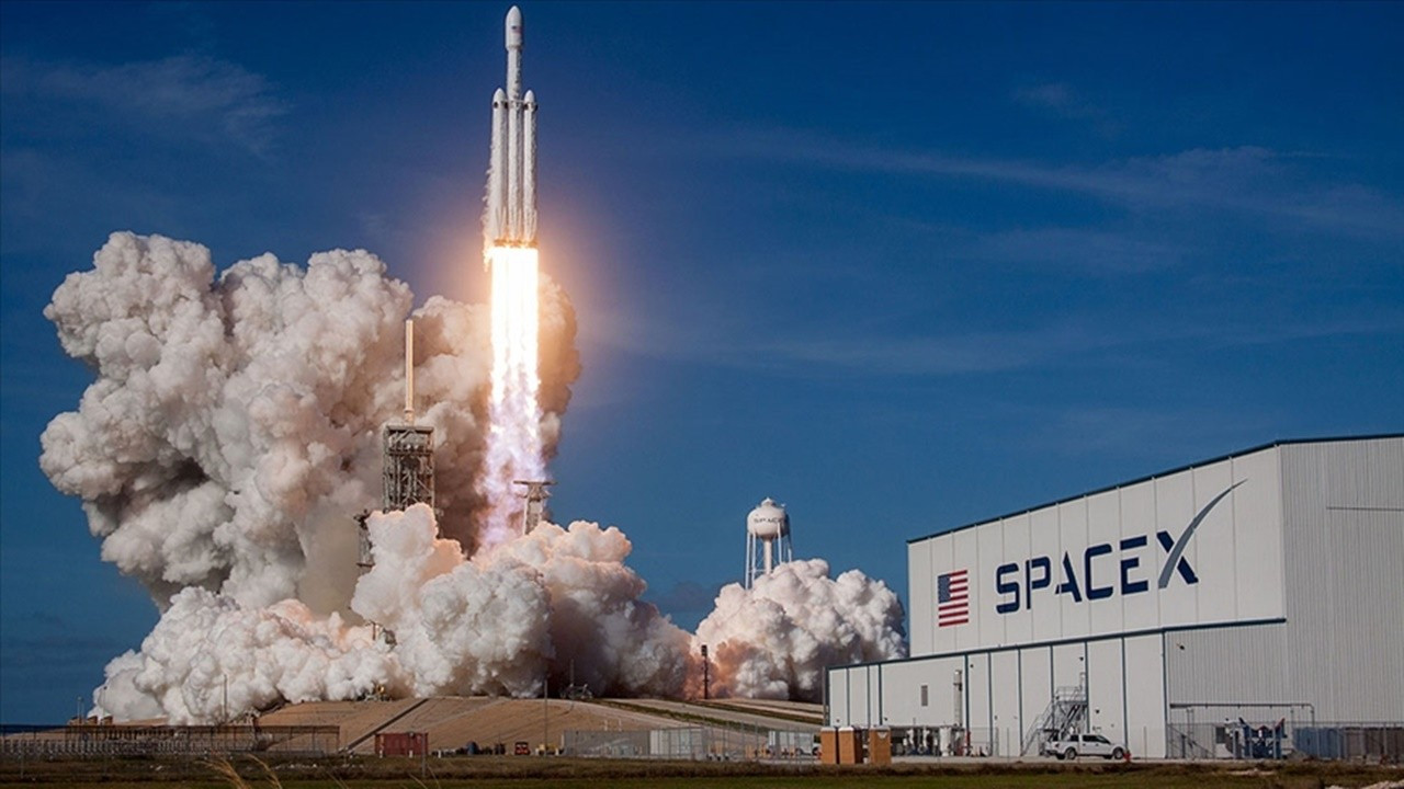 NASA'nın Ay'a göndereceği aracını SpaceX yapacak