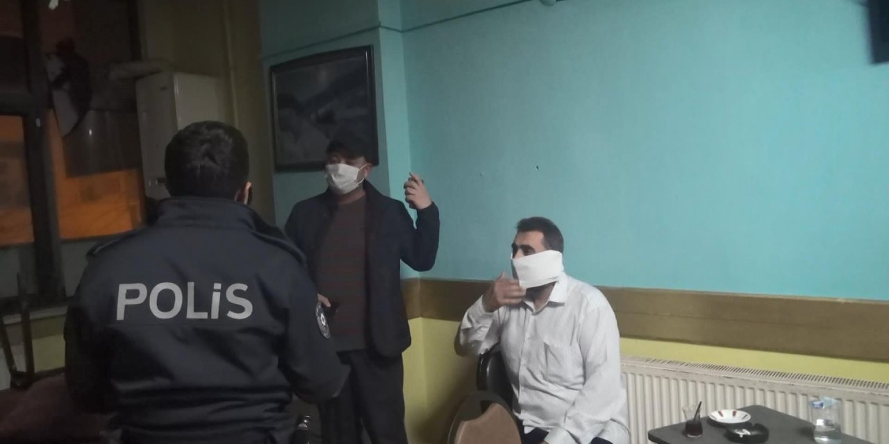 Polis baskınında yakalandı: Tuvalet kağıdını maske yaptı