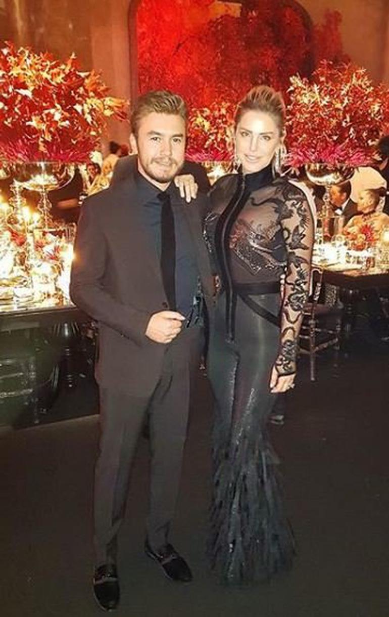 Mustafa Ceceli'nin eşinden iddialı kıyafet!