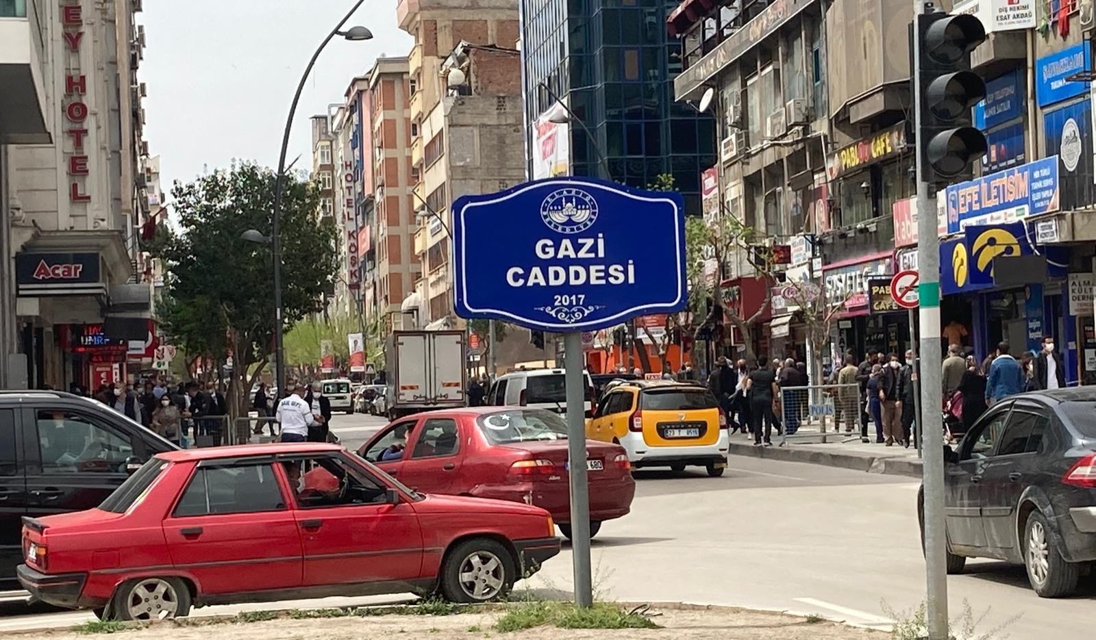 Elazığ'da koronavirüs tedbirleri kapsamında 3 cadde trafiğe kapatıldı