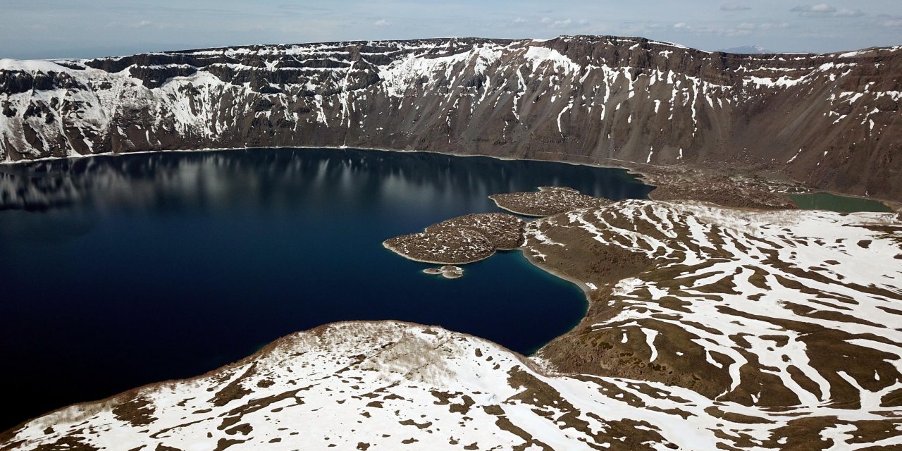 Nemrut Krater Gölü güzelliğiyle büyüledi