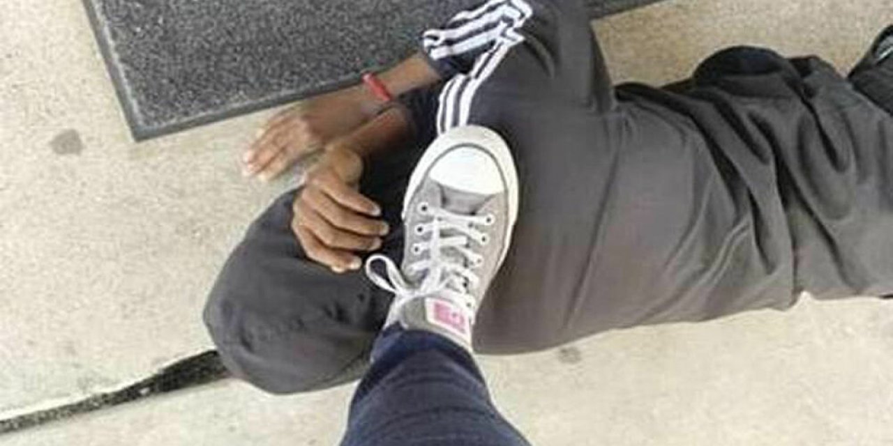 Siyahi öğrencisinin ensesine ayağıyla basan öğretmen görevden uzaklaştırıldı