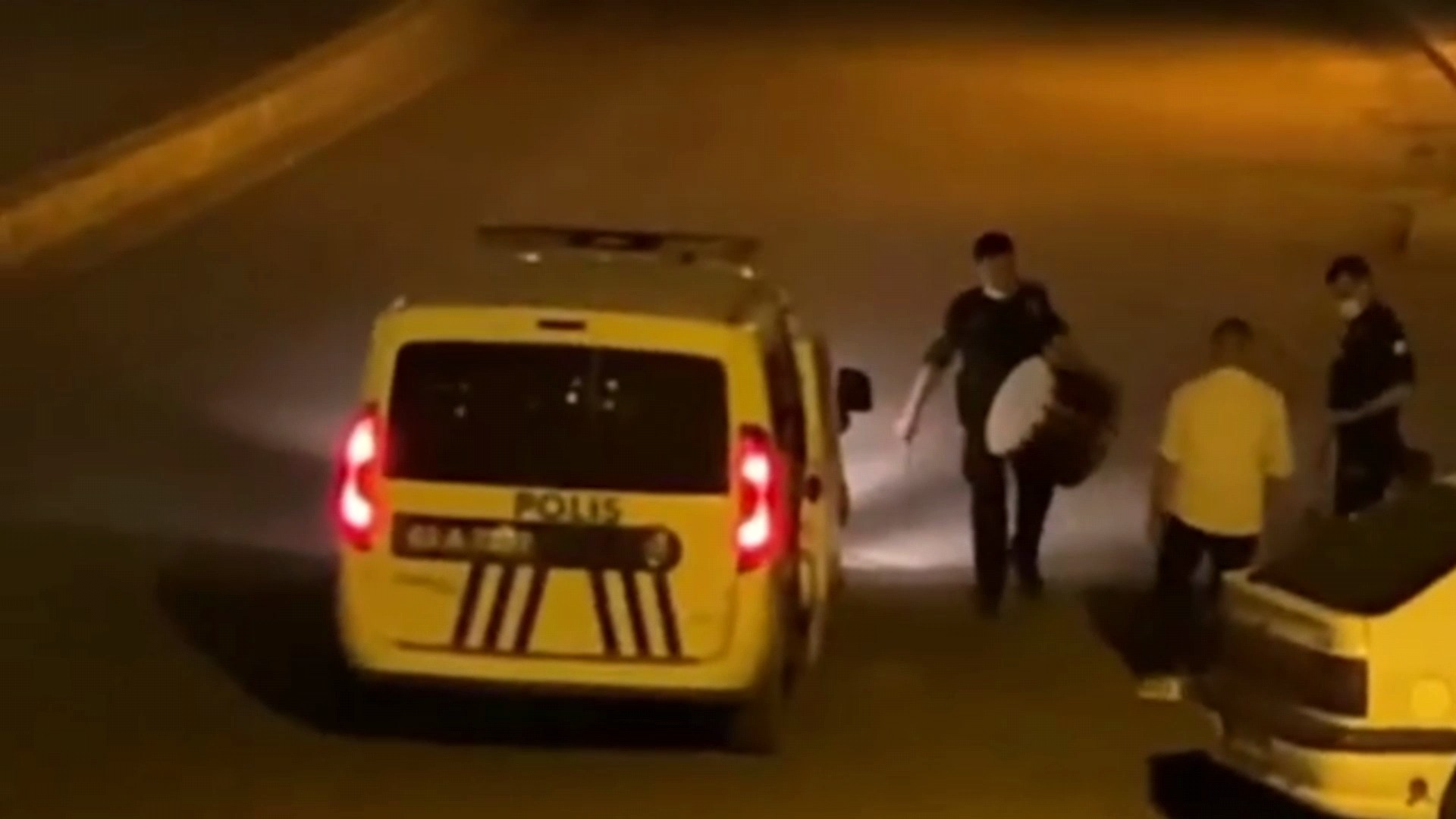 Polis ramazan davulcusunun elindeki davulu alıp çaldı