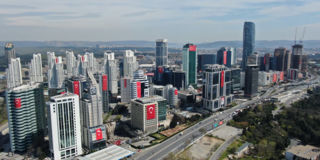 İstanbul'da gökdelenler Türk bayraklarıyla donatıldı