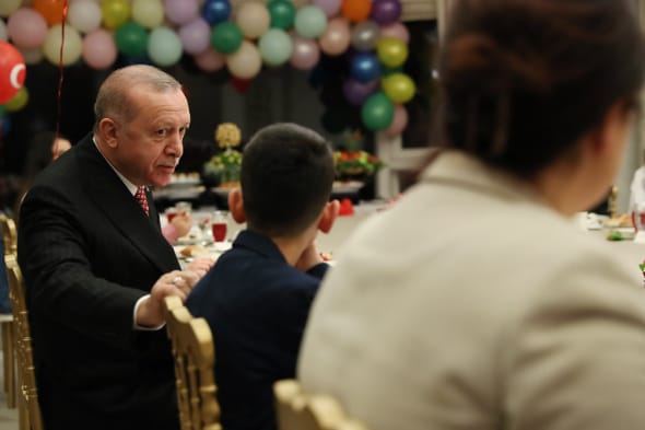 Cemaate koronavirüs uyarısı yapan Erdoğan, akşam çocuklarla iftar yaptı