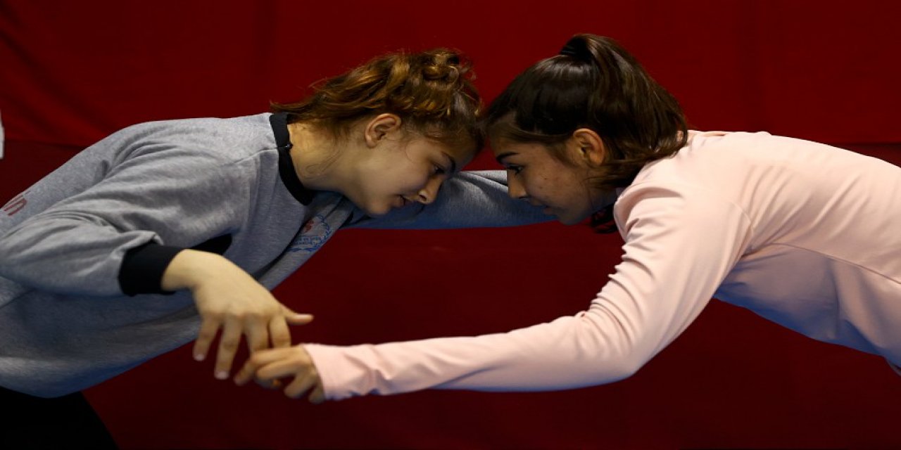 'Kızlar güreş yapamaz' önyargısını yıktılar