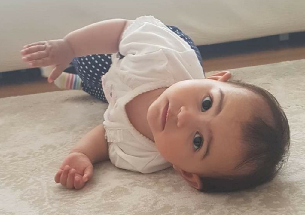 Kahraman öğretmen, 1.5 yaşındaki çocuğu yangından kurtardı