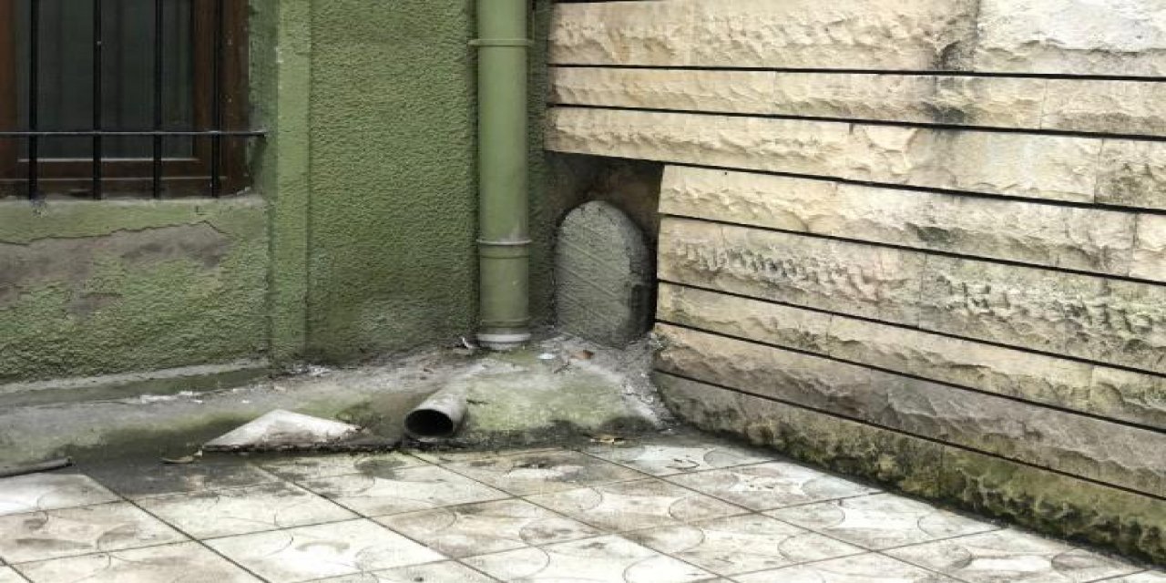 İstanbul'da mezarlar bina altında kalıyor, üzerlerine pis su akıyor