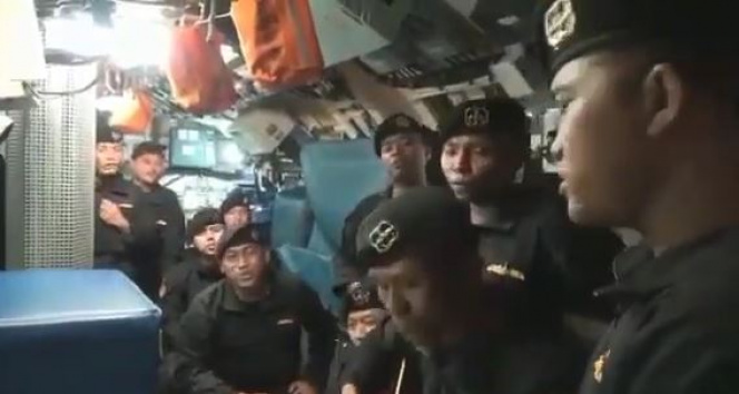 Batan denizaltıdaki mürettebatın 'Elveda' şarkısını söylediği görüntüler ortaya çıktı