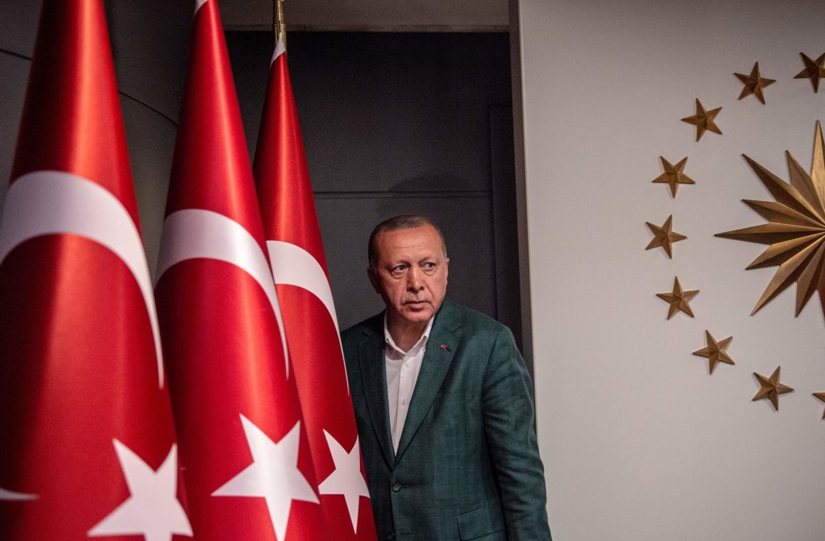 Babacan: Erdoğan tekrar aday olmak için erken seçime gitmek zorunda