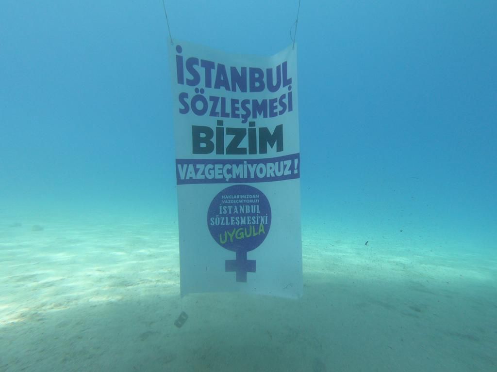 'İstanbul Sözleşmesi Bizim Vazgeçmiyoruz' pankartı deniz altına indi
