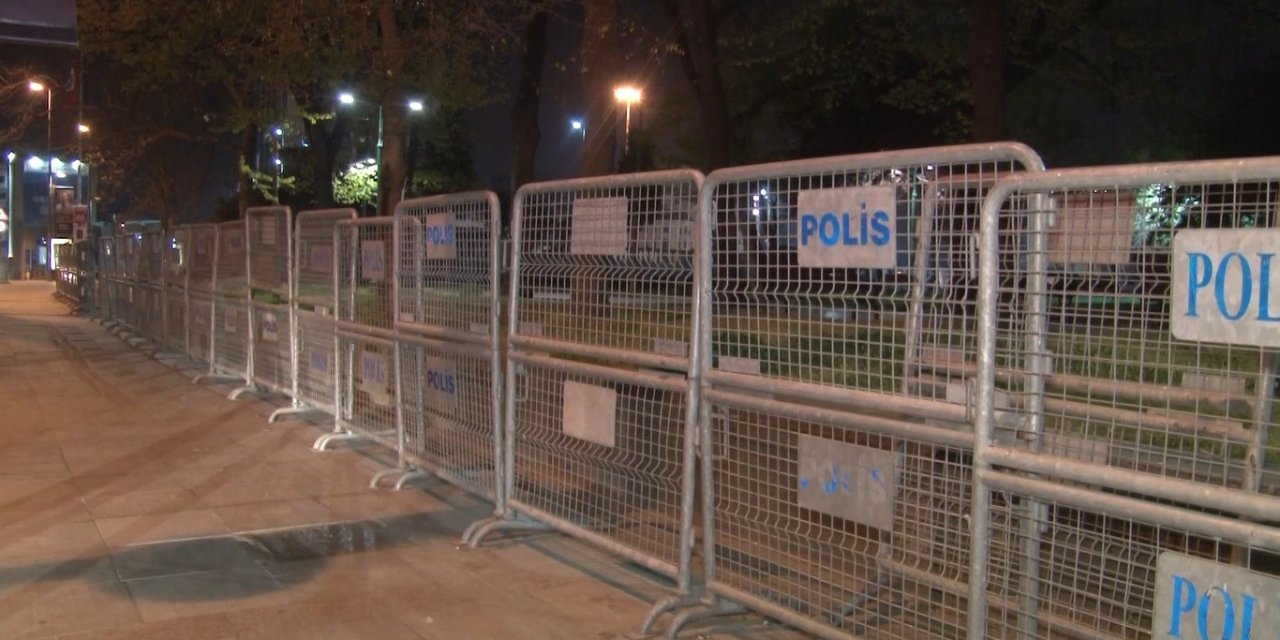 Gezi Parkı, 1 Mayıs İşçi Bayramı öncesi polis barikatlarıyla kapatıldı