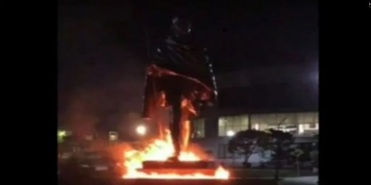 Gandhi'nin anıtını 'Atatürk'ün müttefiki' deyip ateşe verdiler