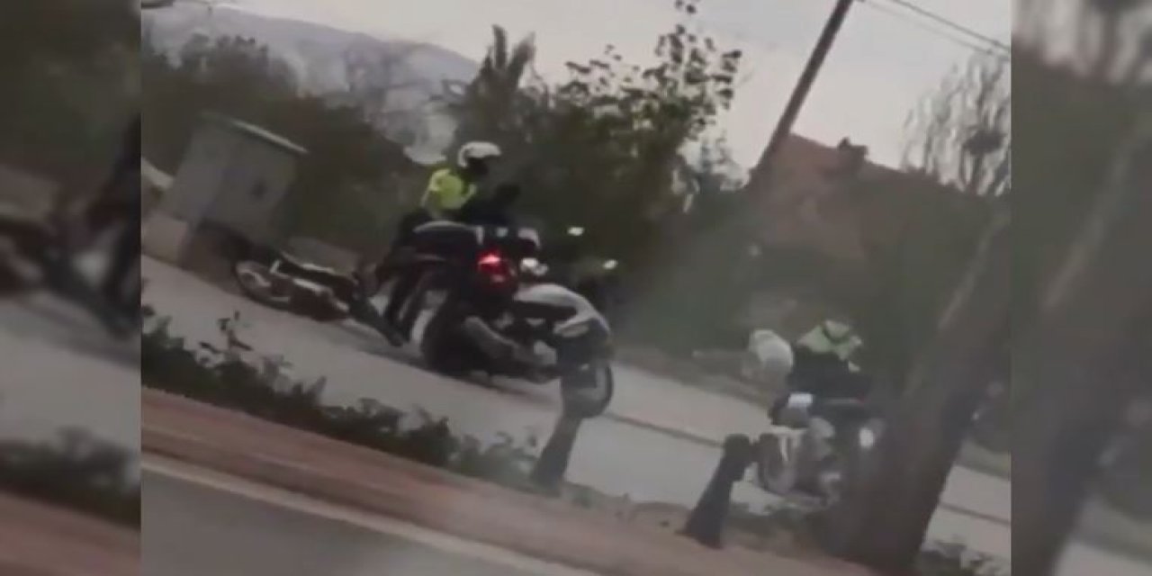 Bir polisin seyir halindeki motor sürücüsüne kaskla vururken görüntüleri ortaya çıktı