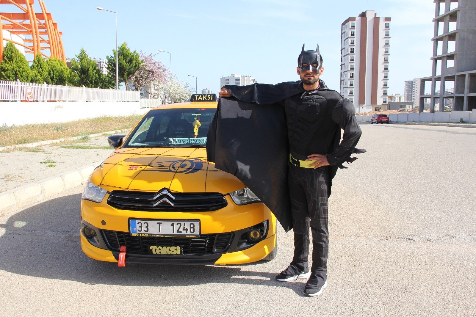 'Batman' taksici: Görüp kaçan da var, boynuna atlayan da