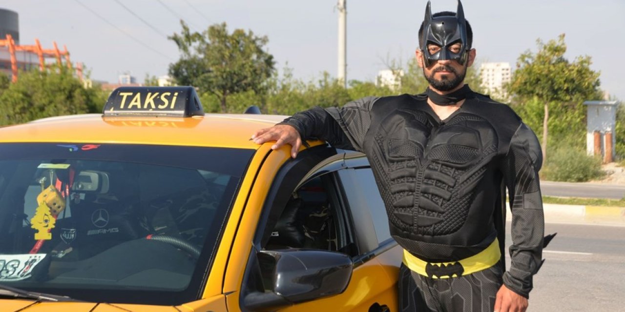 Taksici Batman: Süper kahraman kostümüyle direksiyon başında