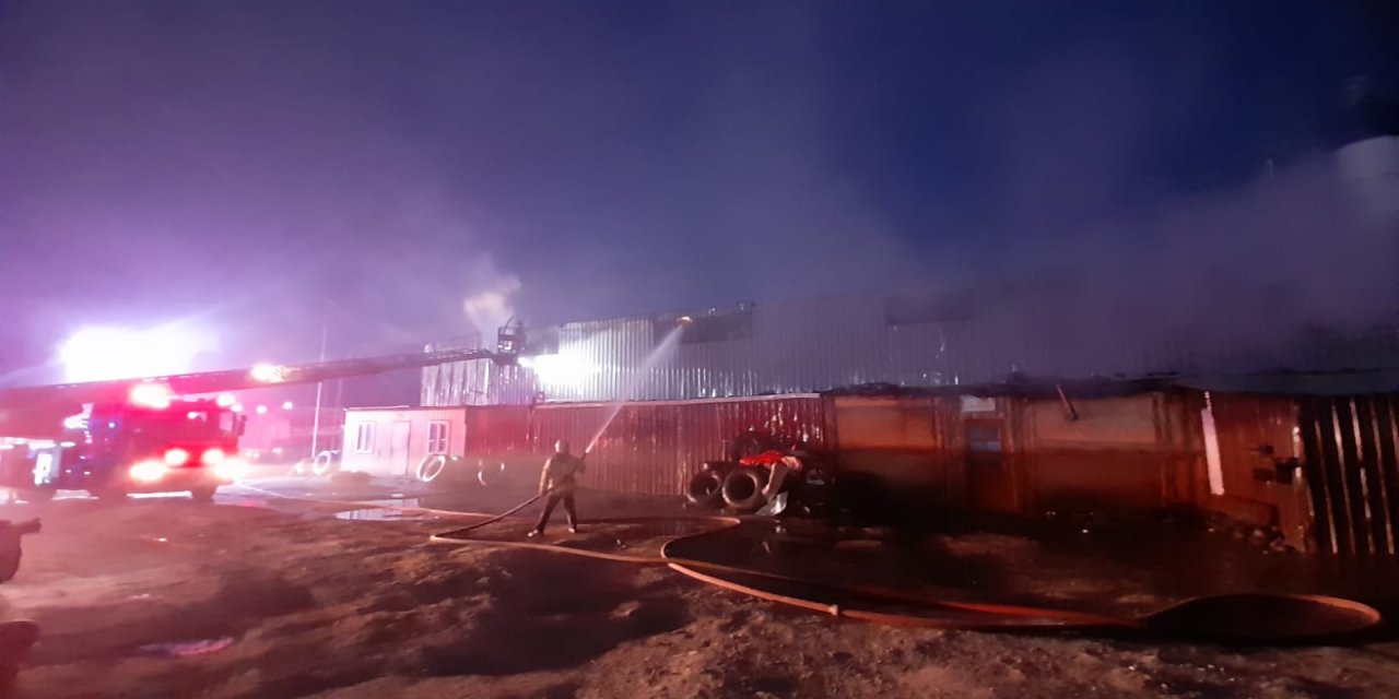 İstanbul'da izolasyon malzemesi üreten fabrikada yangın çıktı