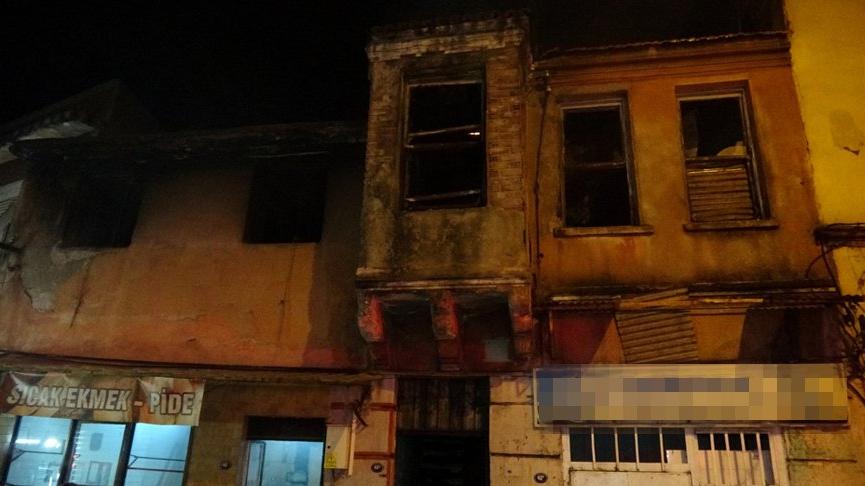 İzmir'de fırın bacasında yangın: Evlere sıçradı