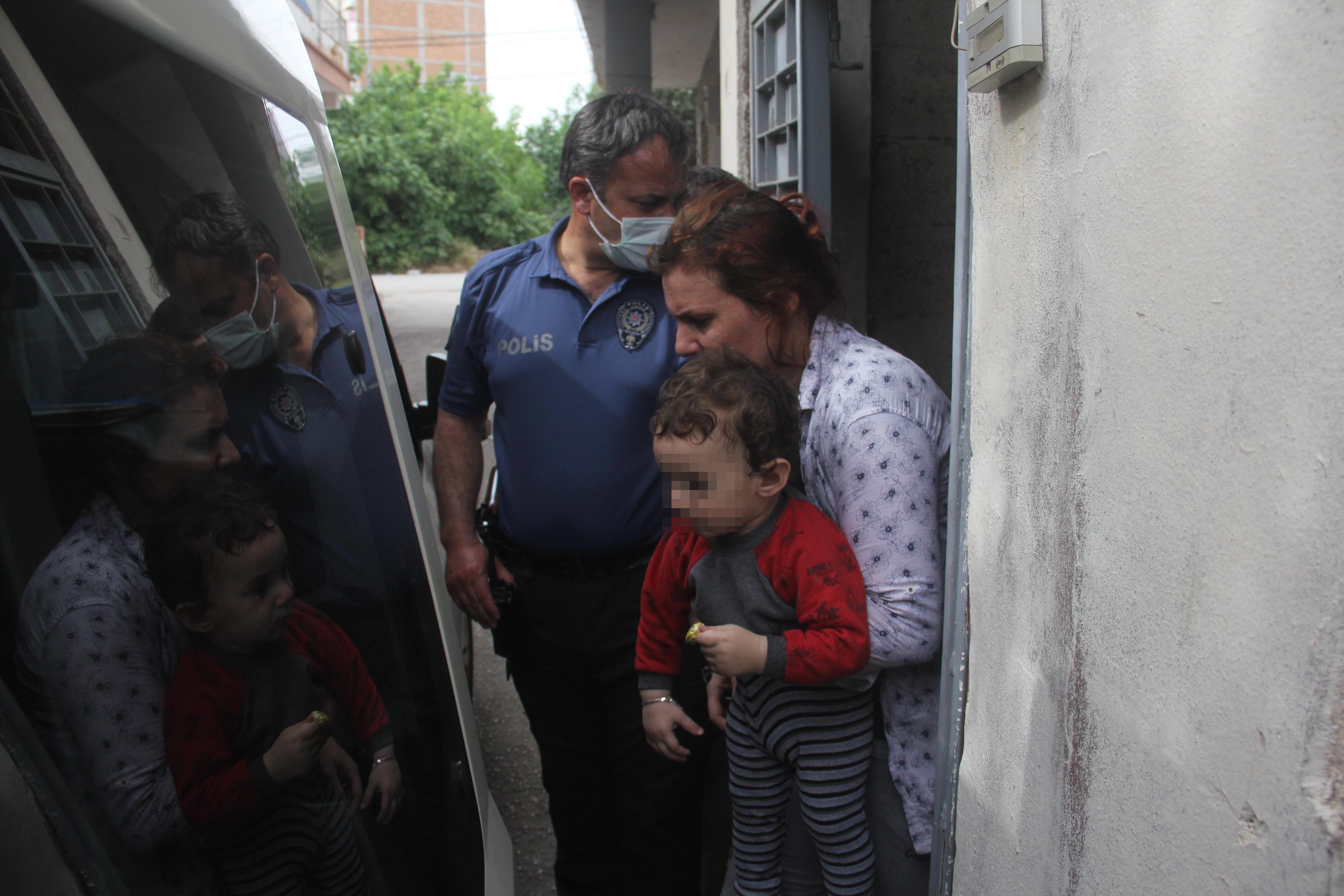 Çocuklarını darp edip balkondan sarkıtan anne gözaltına alındı