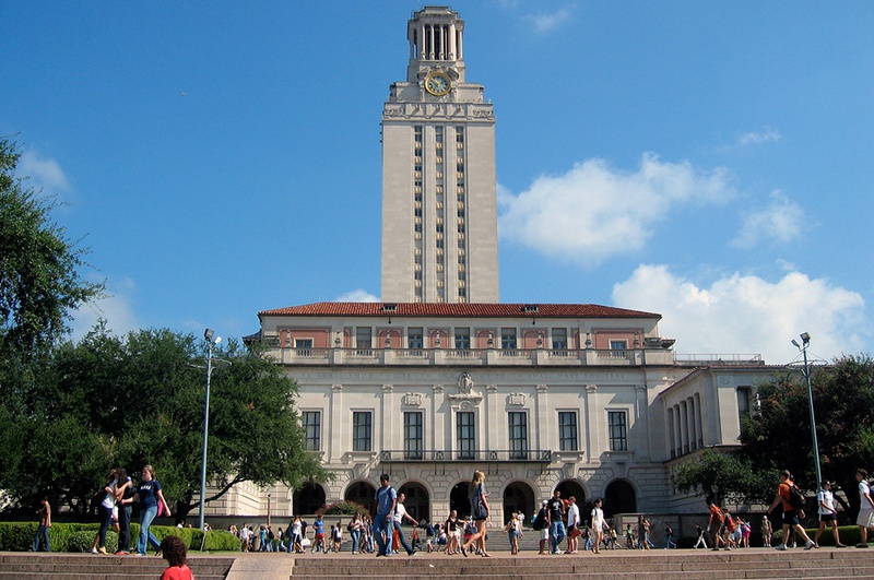 Teksas Üniversitesi'nde silahlı saldırı paniği