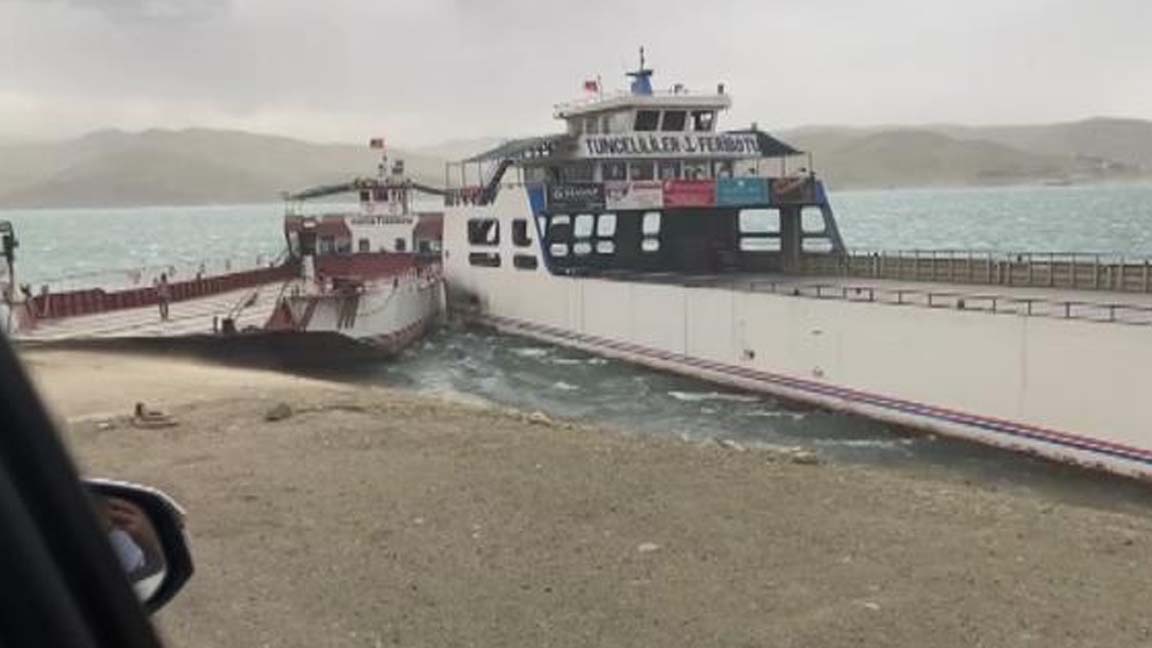 Elazığ’da fırtına nedeniyle savrulan feribotlar çarpıştı