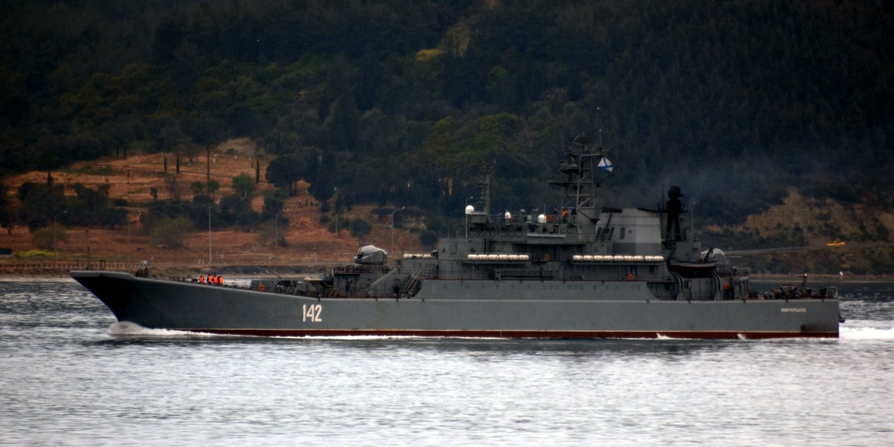 Rus savaş gemisi 'Novocherkassk' Çanakkale Boğazı’ndan geçti