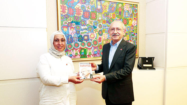 Kılıçdaroğlu 20 bininci kadın üyeyi makamında ağırladı: 'Özgür ve Adil Bir Türkiye için Yürüyüş' adlı kitabını hediye etti