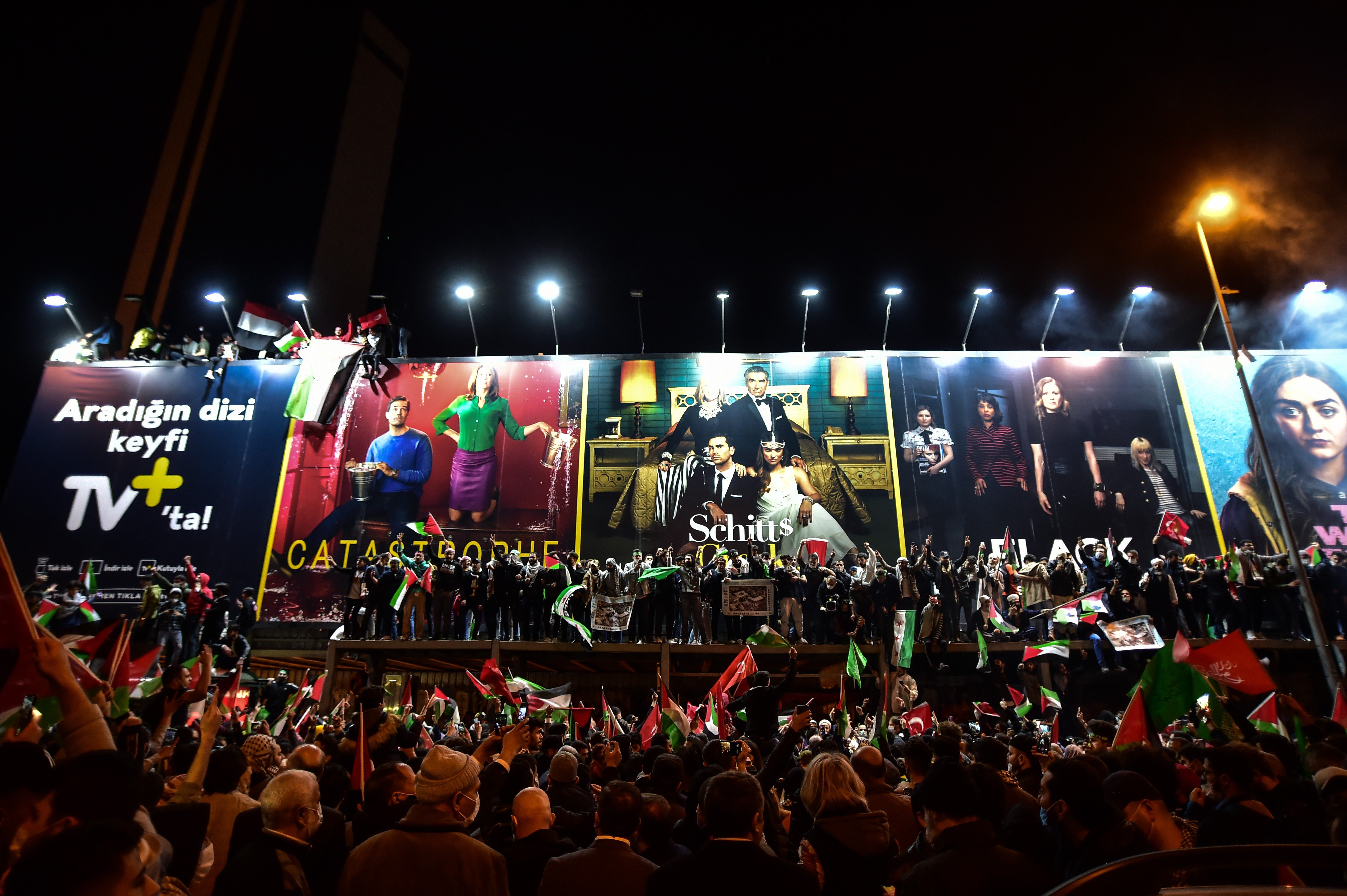 Kısıtlamaya rağmen yüzlerce kişi İsrail'i protesto etmek için sokaklara çıktı