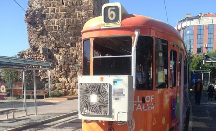 Antalya'da görüntü kirliliği: Nostalji tramvayına ev tipi klima