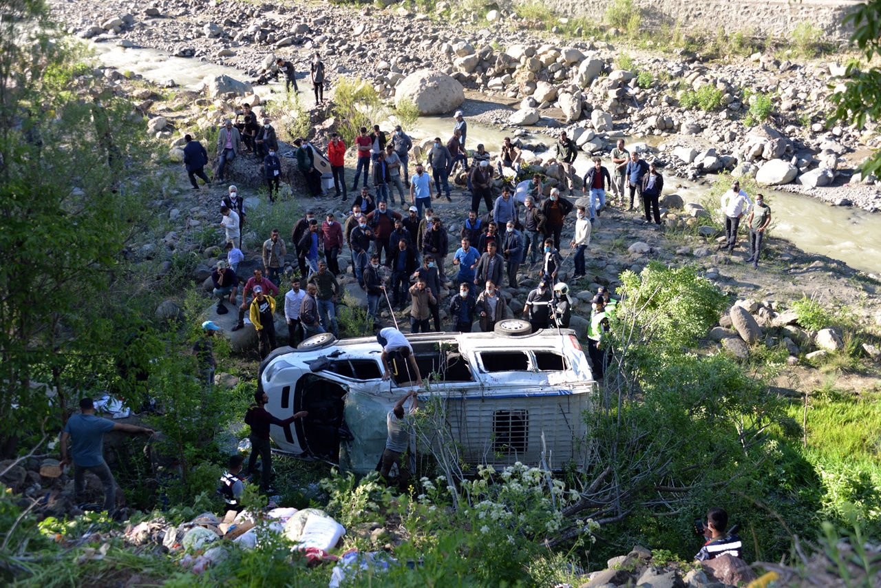 Bingöl'de yolcu minibüsü şarampole yuvarlandı: 16 yaralı