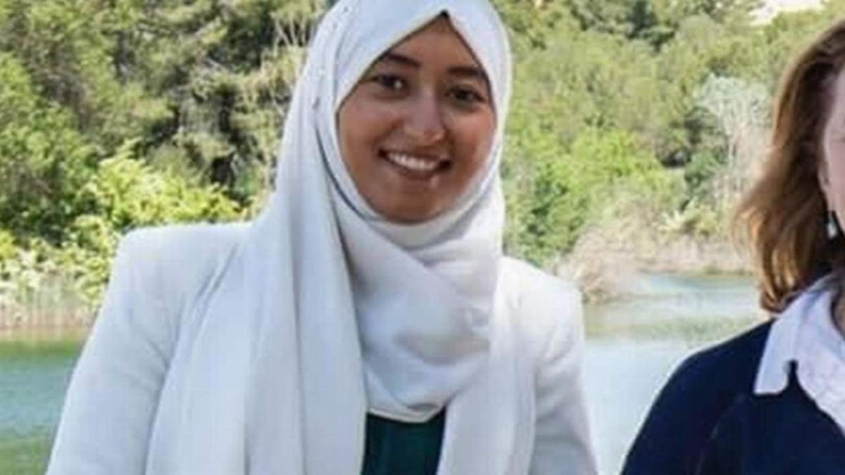 Macron'un partisi, başörtülü adayını listeden çıkarıyor