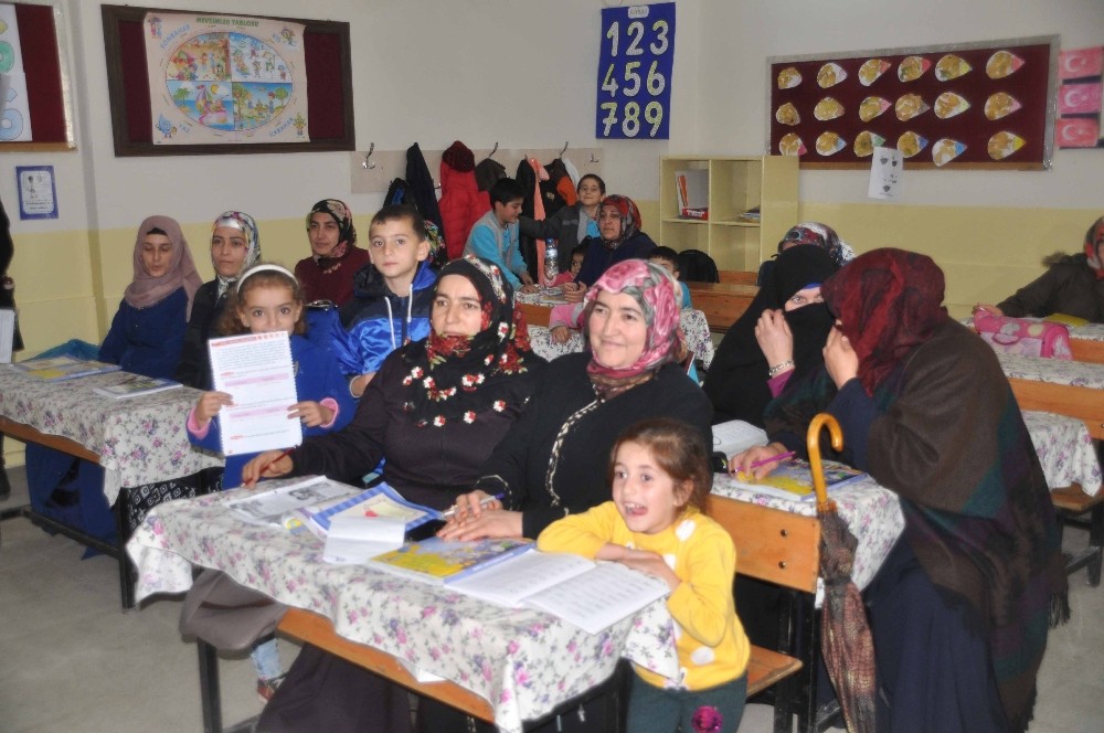 Muş'ta başlatılan projede anne ve çocukları aynı sırada eğitim görüyor