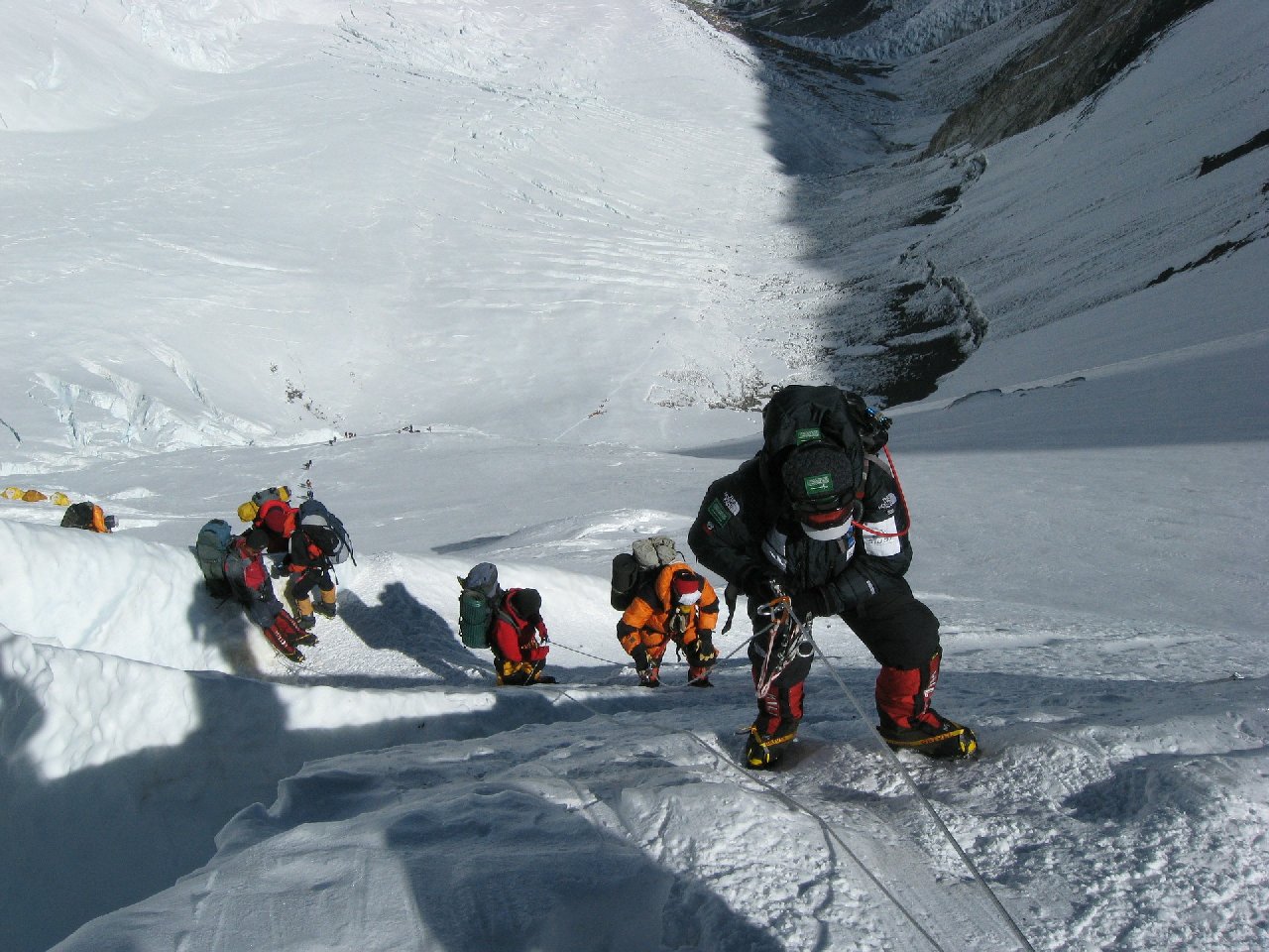Everest'e tırmanan iki dağcı yorgunluktan öldü