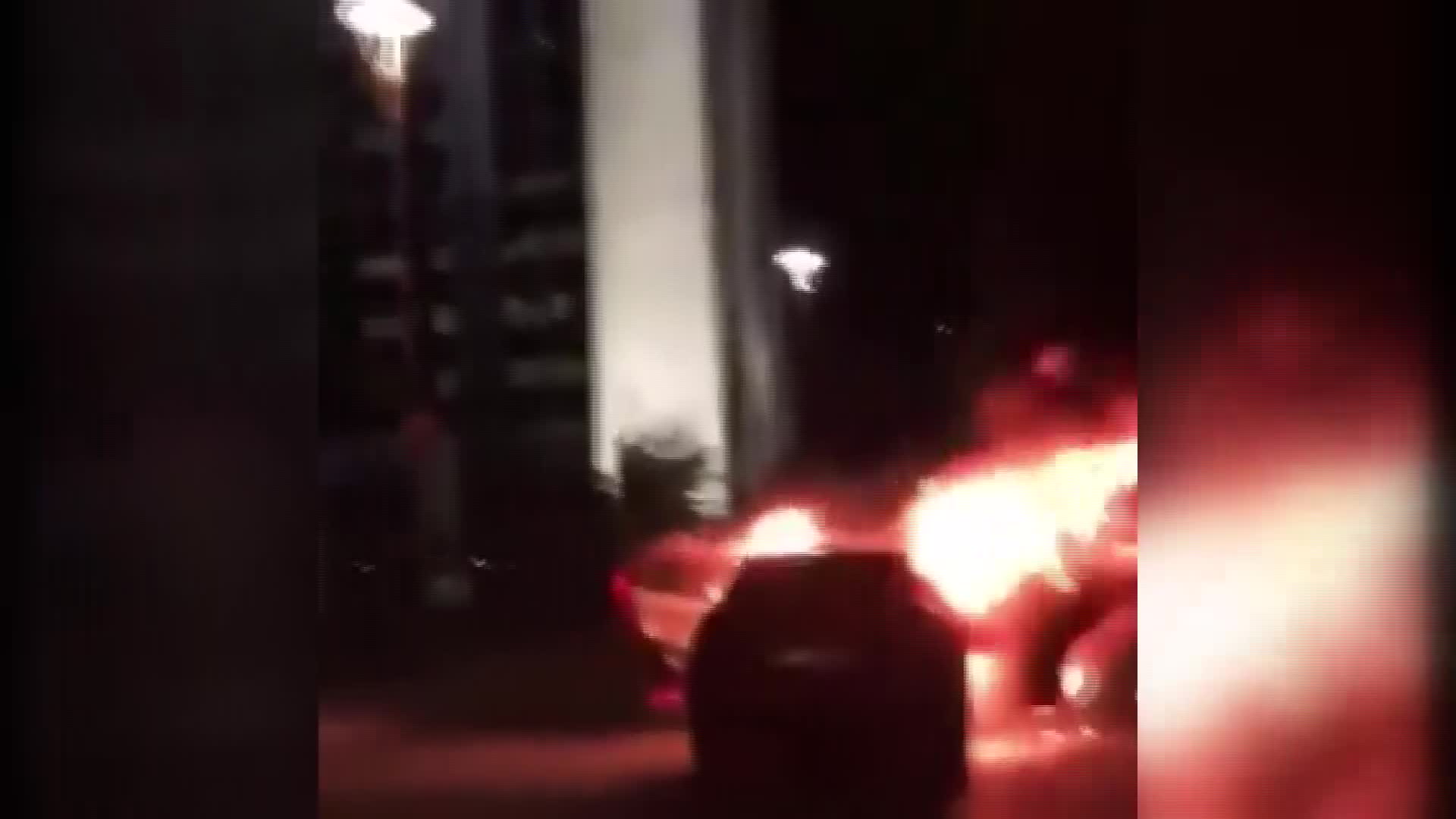 İsrail'in saldırılarını arabalarını yakarak protesto ettiler