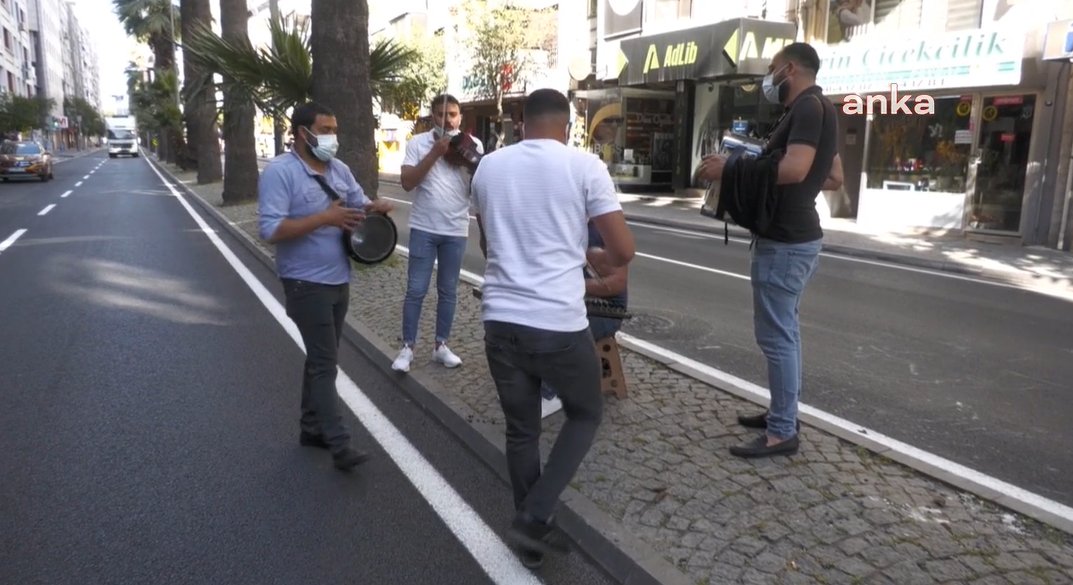 İzmirli müzisyenler sokağa indi: Kızıma bayramlık alamadım