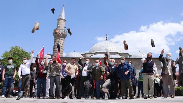 İsrail'i ayakkabılarını fırlatarak protesto ettiler
