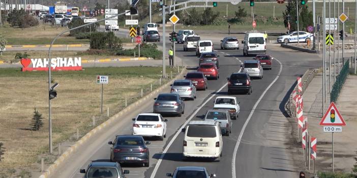 Tam kapanmanın ardından 43 ilin geçiş noktasındaki kavşakta trafik yoğunluğu