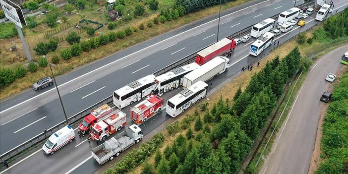 Anadolu Otoyolu-Kocaeli kesişiminde zincirleme kaza: 21 araç karıştı