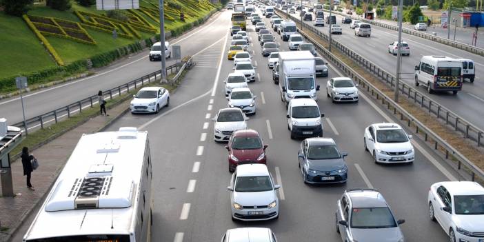 İstanbul'da kademeli normalleşmeyle trafik yoğunluğu yaşanıyor